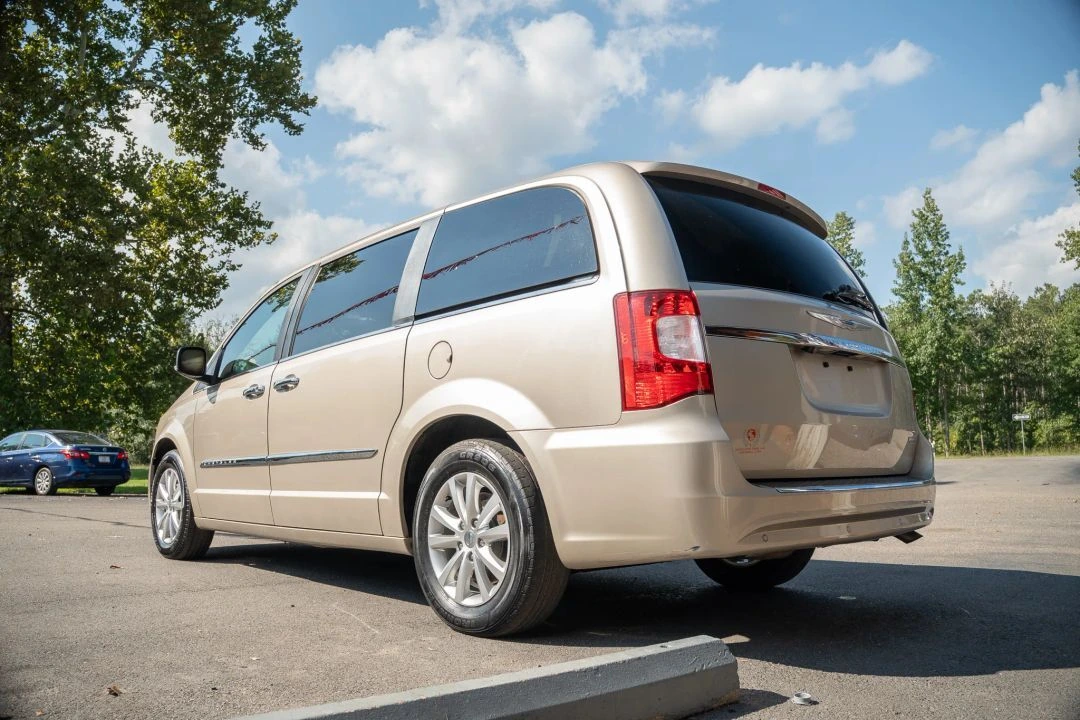 2015 Chrysler Town & Country Limited Platinum - Photo 10