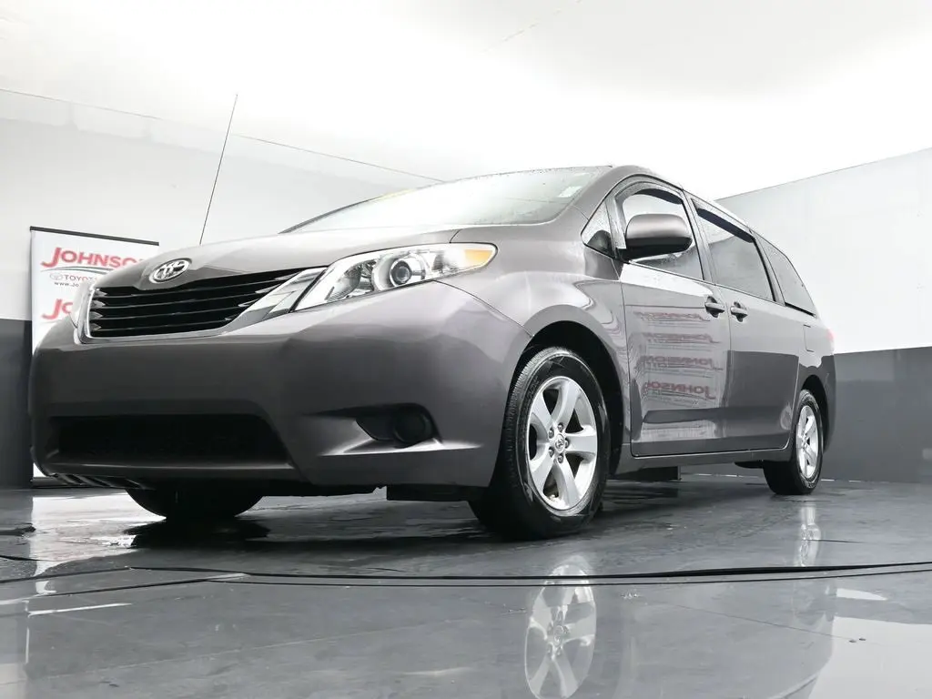 2014 Toyota Sienna LE photo 41