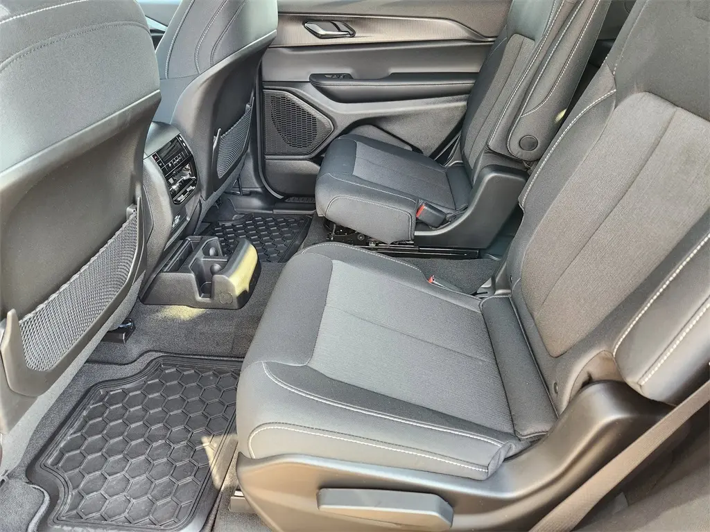 2025 Jeep Grand Cherokee Laredo X photo 18