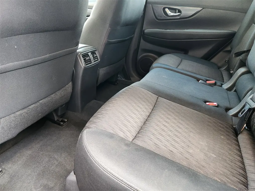 2019 Nissan Rogue SV photo 17