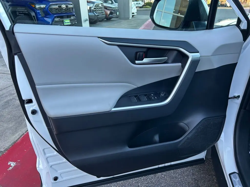 2025 Toyota RAV4 XLE photo 21