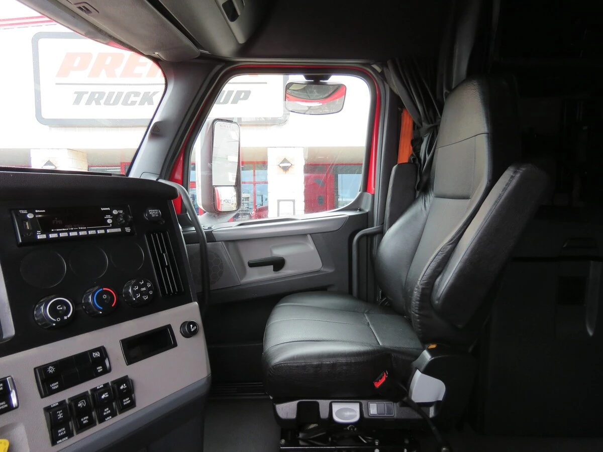 2022 Freightliner Cascadia - image 13