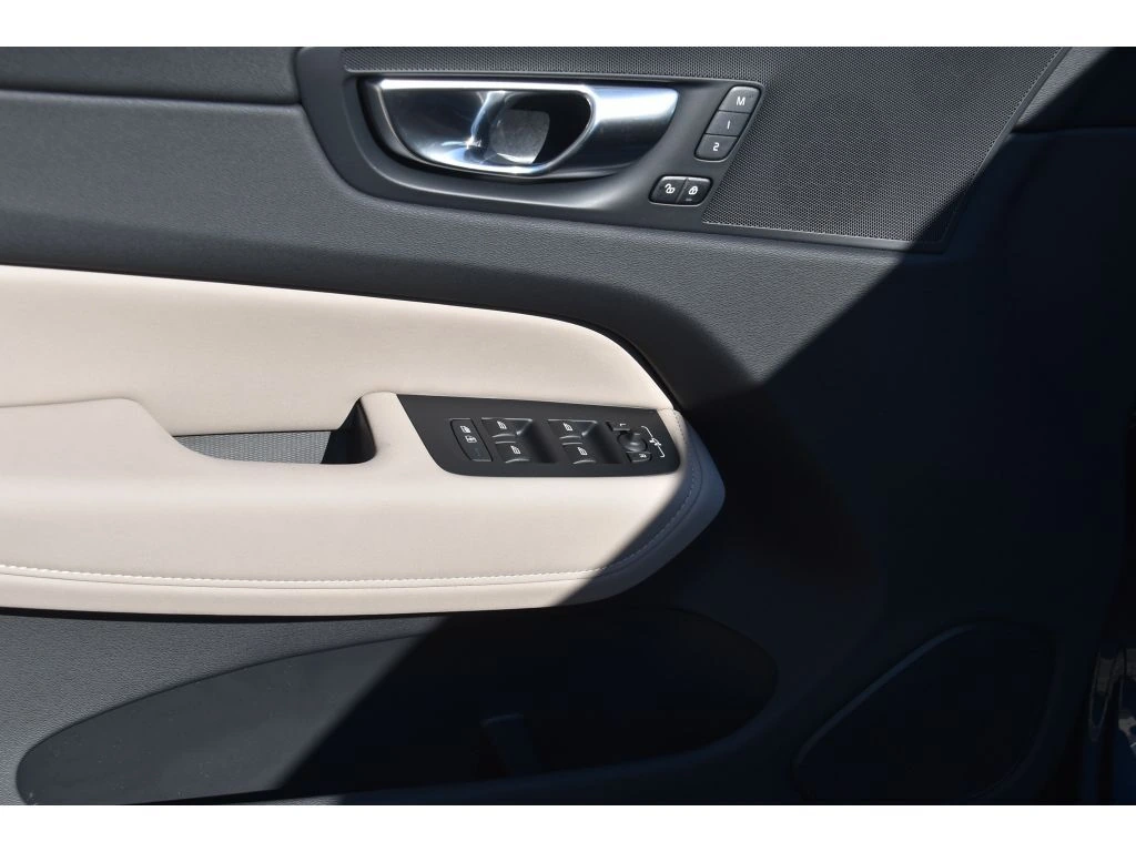 2026 Volvo - image 25