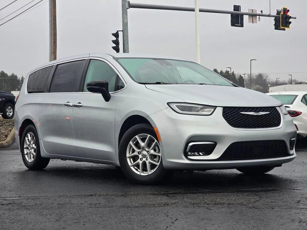 2024 Chrysler Pacifica Touring L's photo