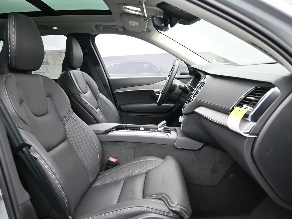 2025 Volvo - image 30
