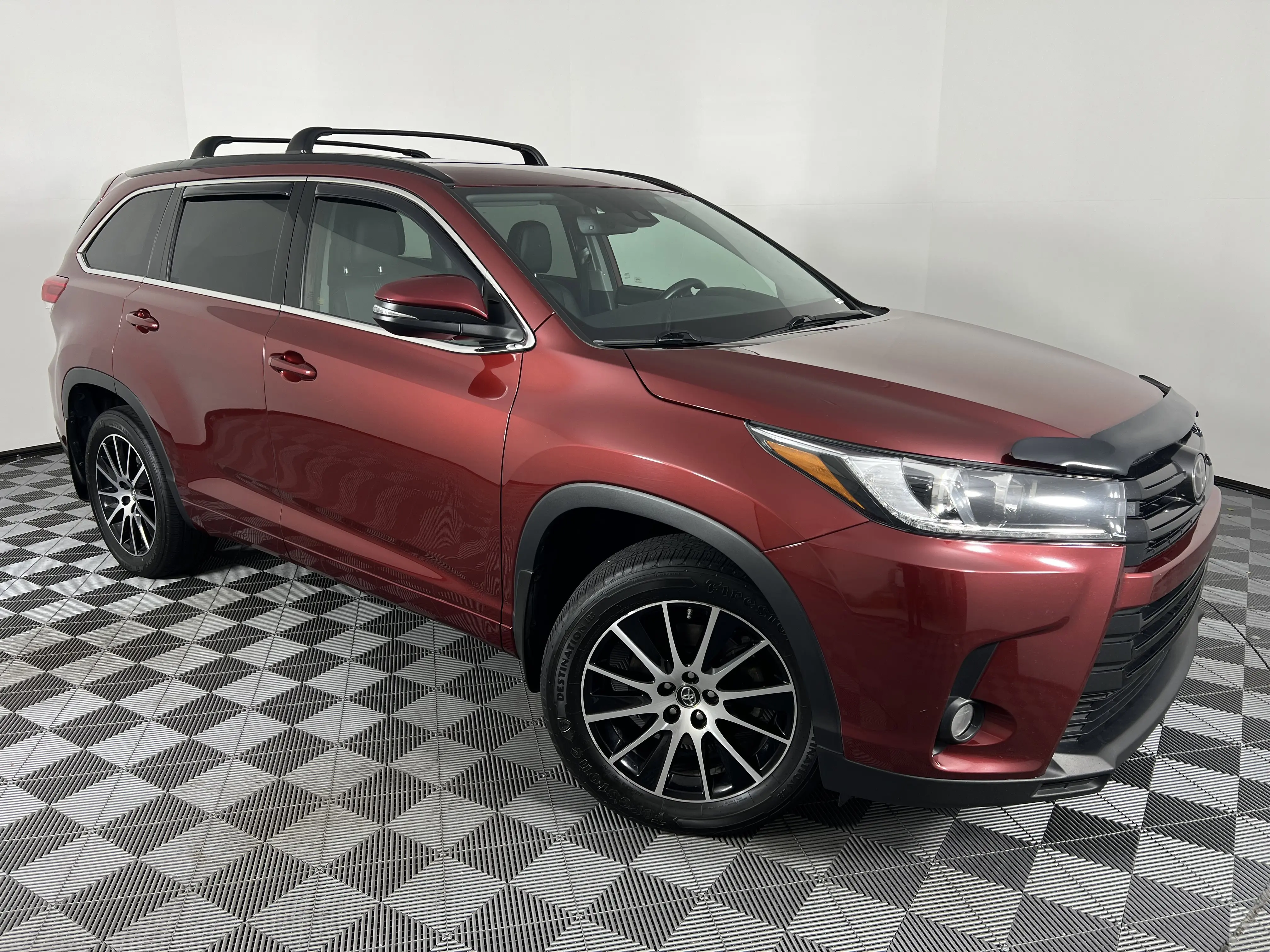 Used 2018 Toyota Highlander SE with VIN 5TDJZRFH8JS540108 for sale in Farmington, UT