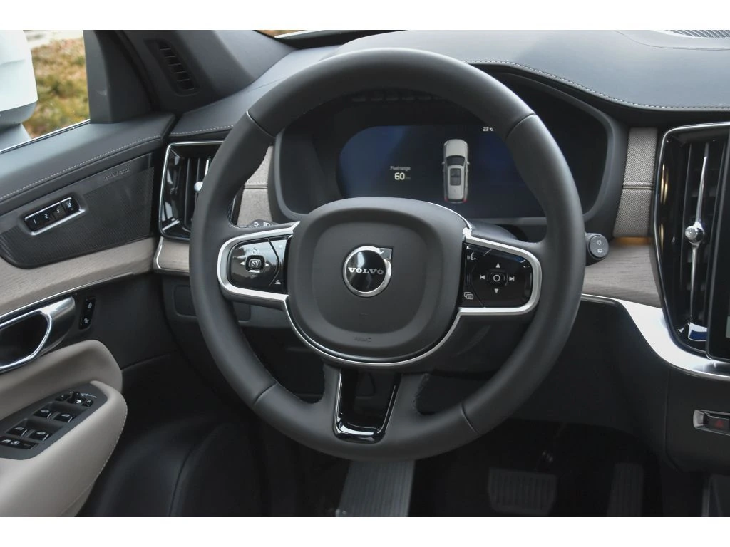 2026 Volvo - image 15