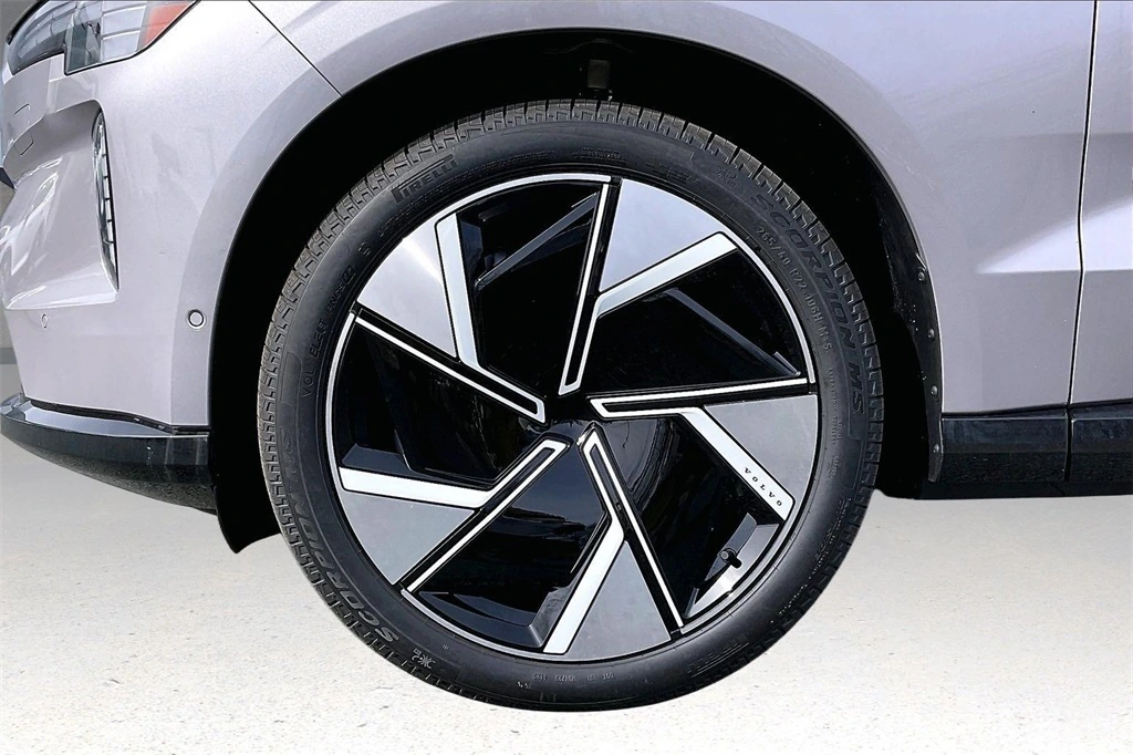 2026 Volvo - image 13