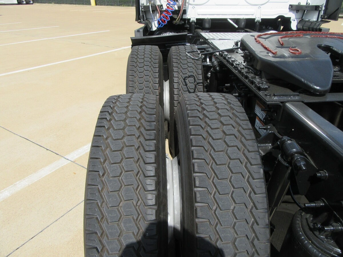 2023 Freightliner Cascadia - image 13