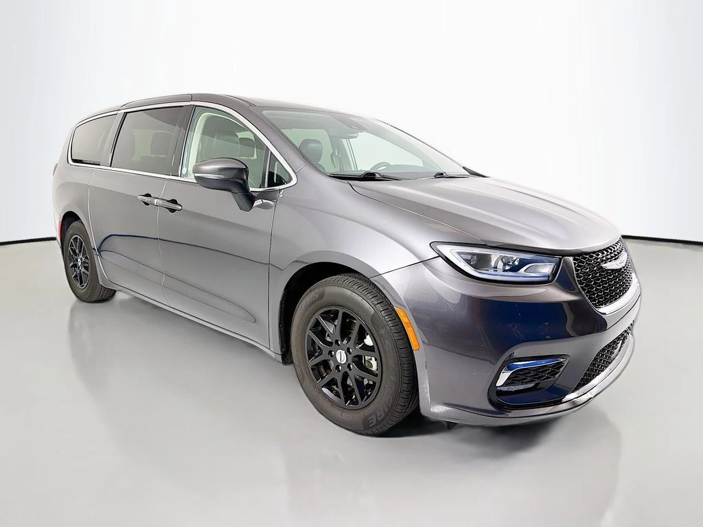 2023 Chrysler Pacifica Touring L's photo