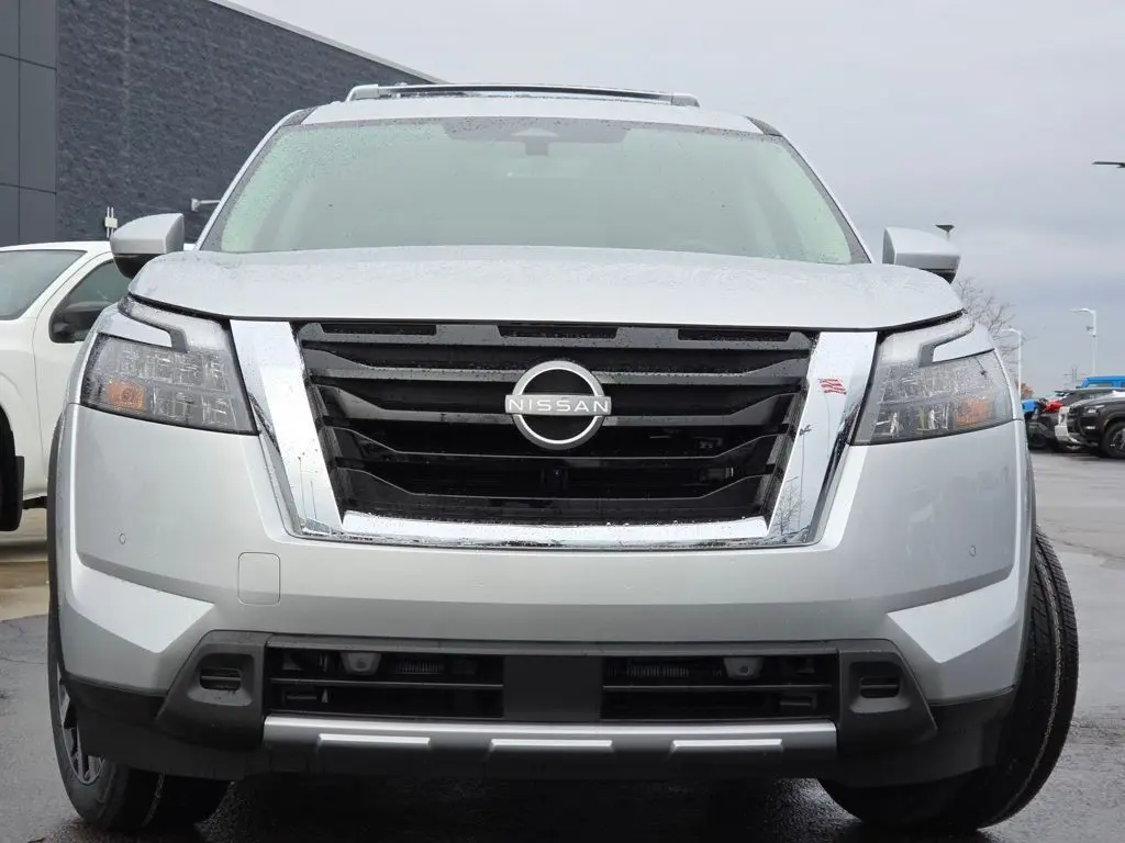 2025 Nissan Pathfinder Platinum photo 2