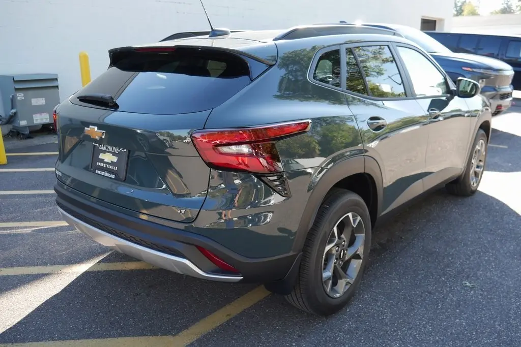 2025 Chevrolet Trax LT photo 2