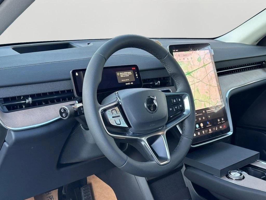 2025 Volvo - image 17