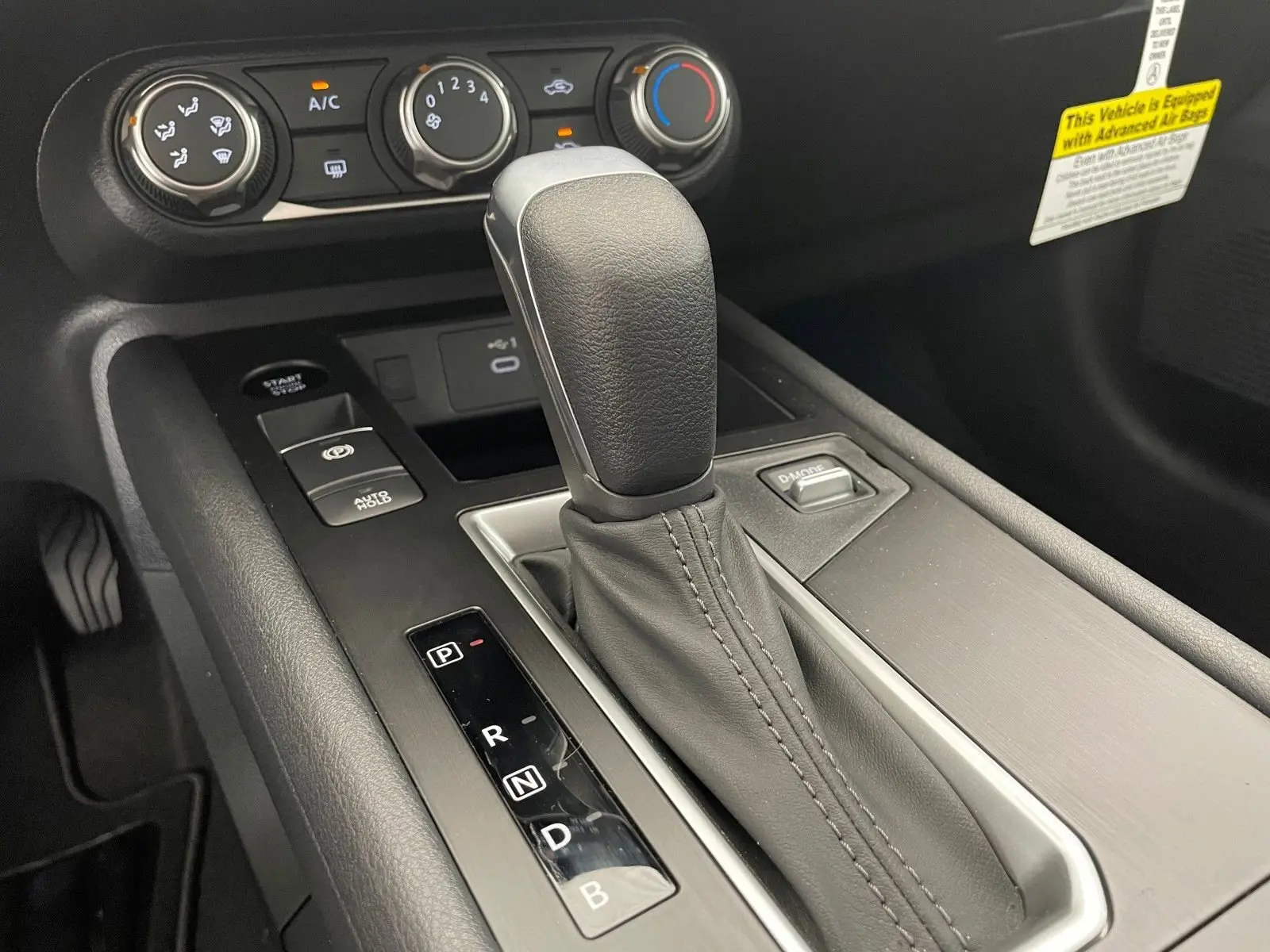 2025 Nissan Kicks SV photo 17