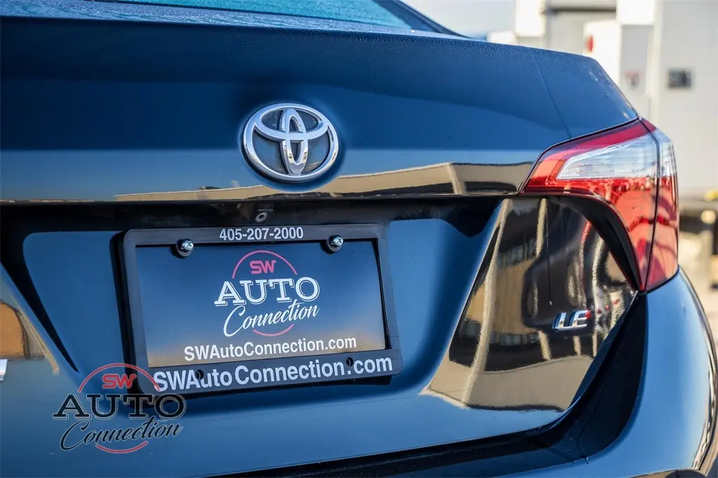 2015 Toyota Corolla LE photo 3
