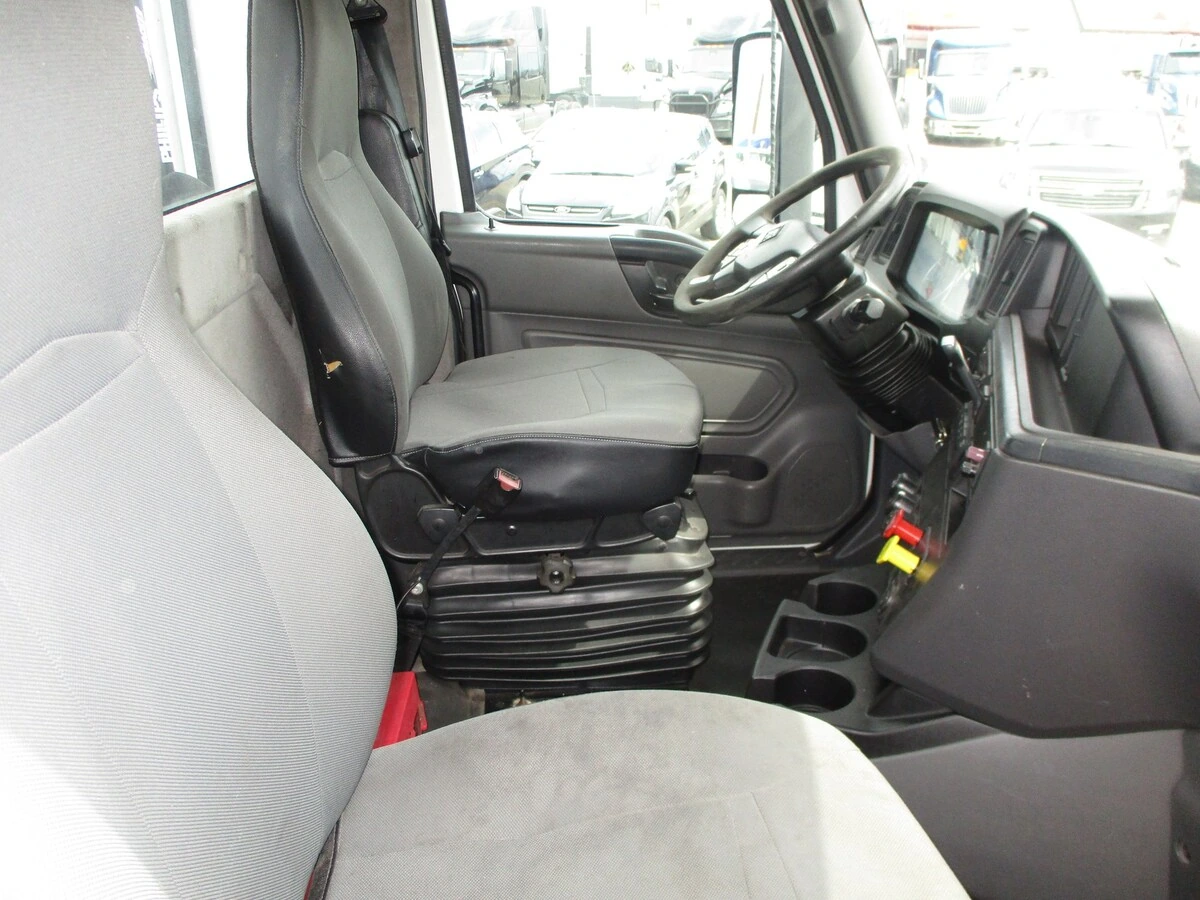 2019 International LT - image 21
