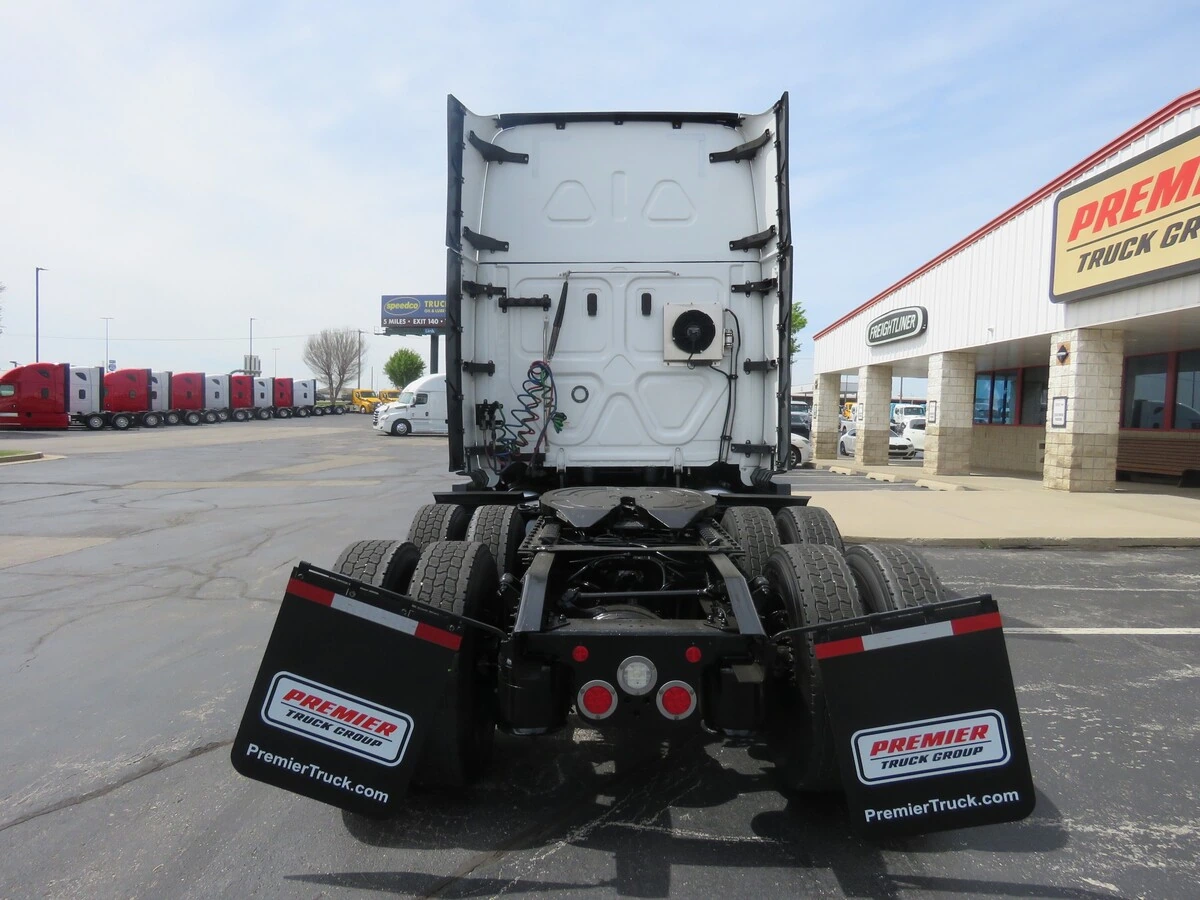 2023 Freightliner Cascadia - image 5