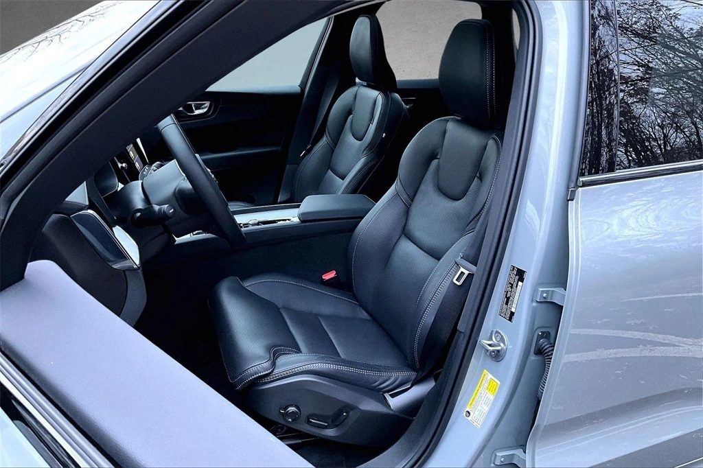 2025 Volvo - image 21