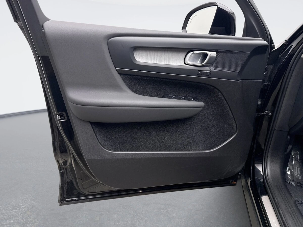 2025 Volvo - image 9