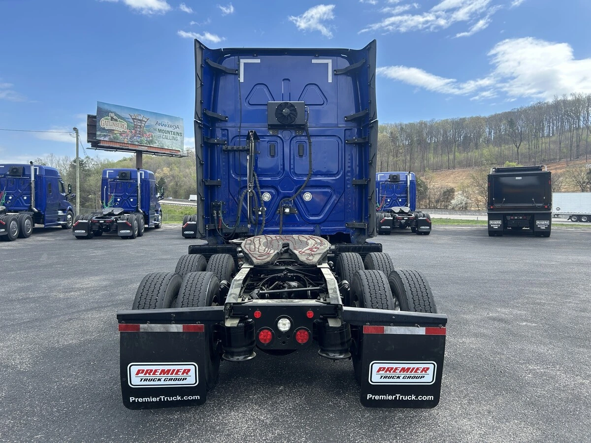 2022 Freightliner Cascadia - image 4