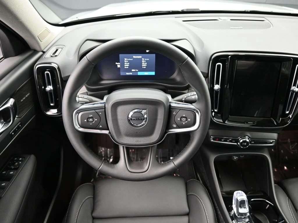 2025 Volvo - image 20