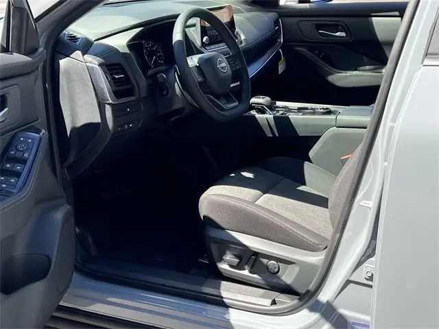 2026 Nissan Rogue SV photo 10