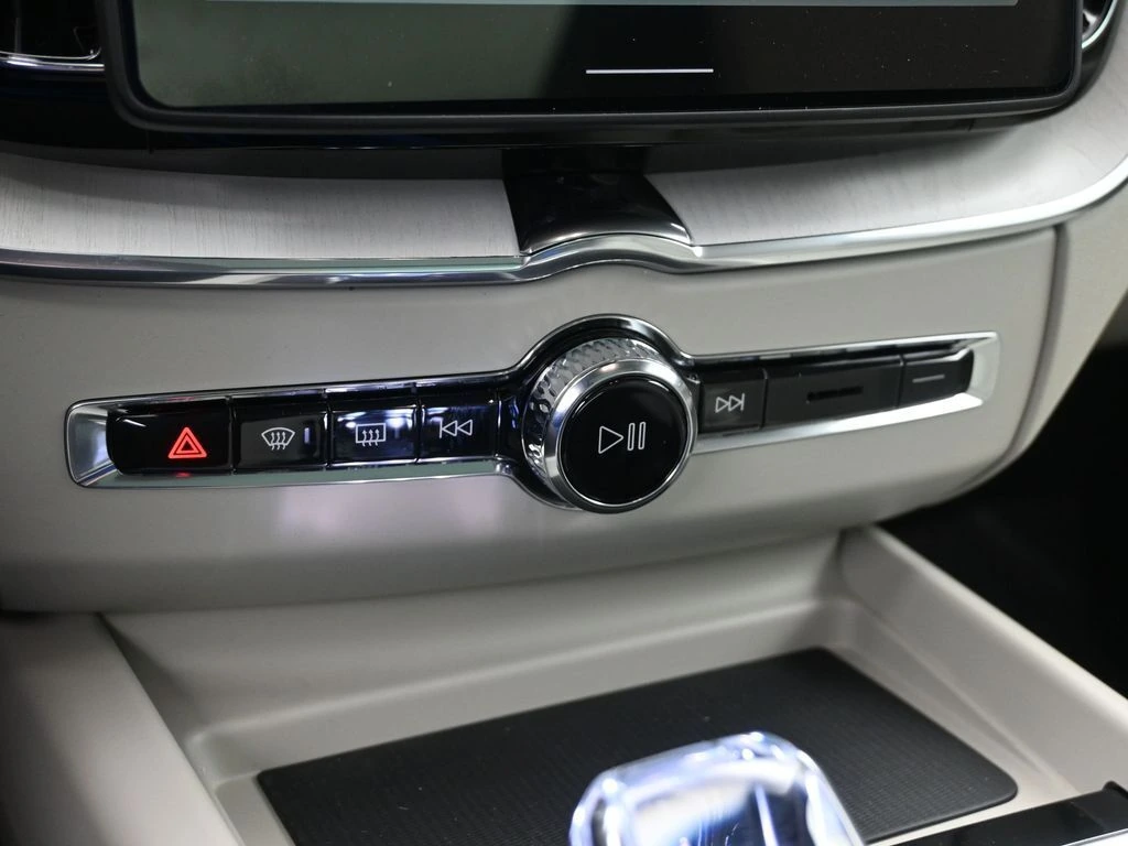 2026 Volvo - image 15