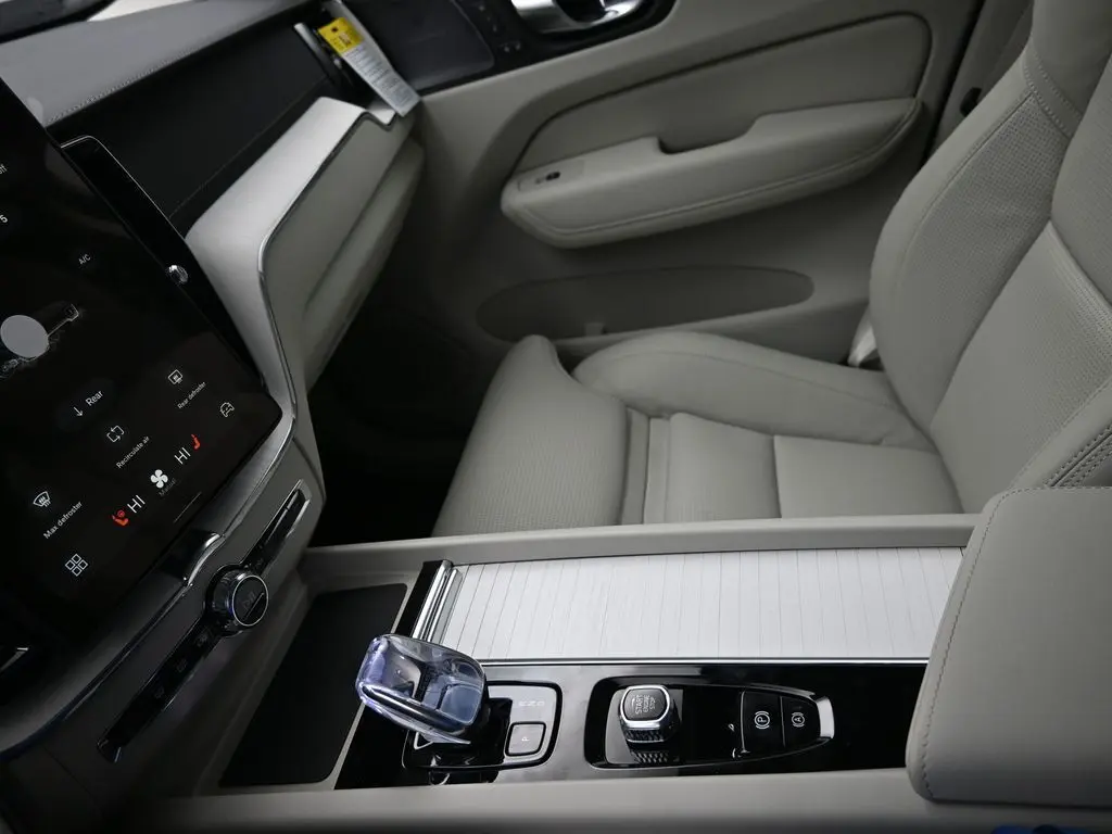 2026 Volvo - image 17