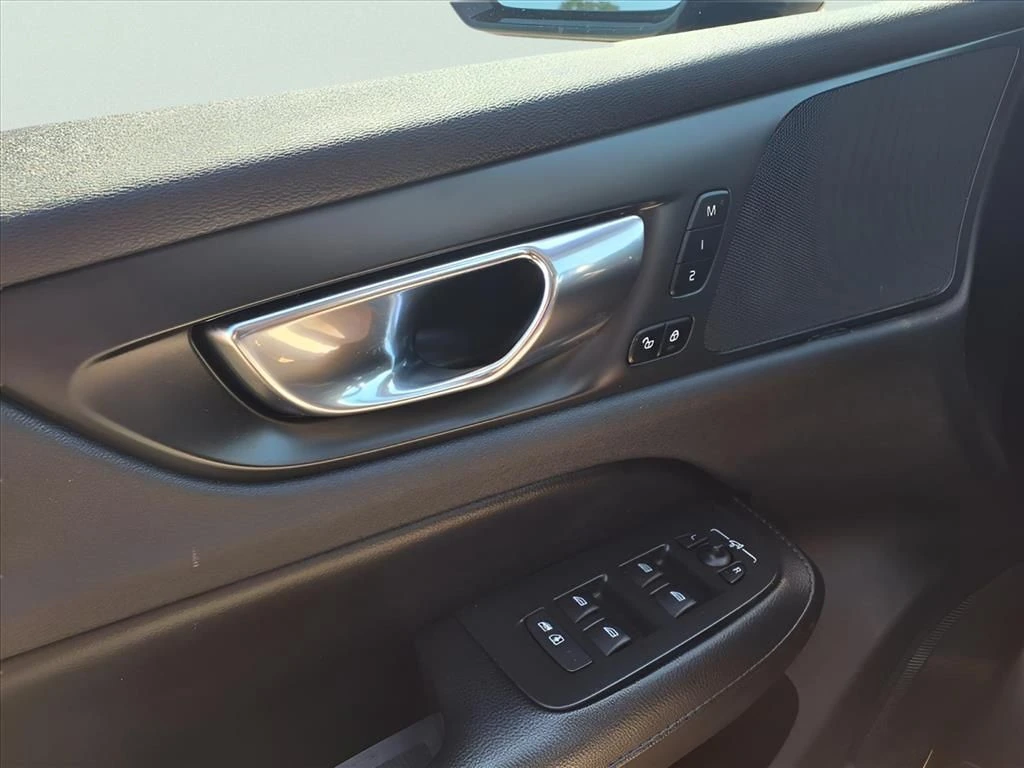 2021 Volvo - image 11
