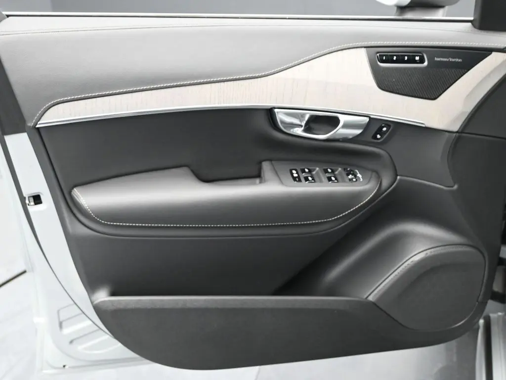 2025 Volvo - image 23