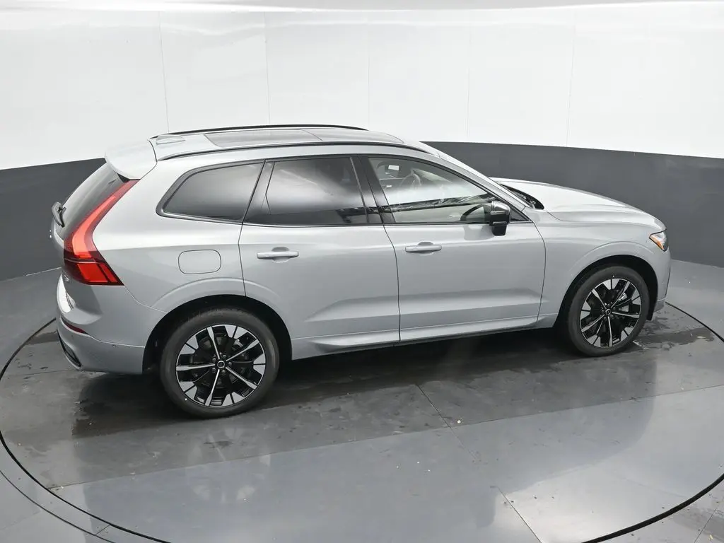 2026 Volvo - image 32