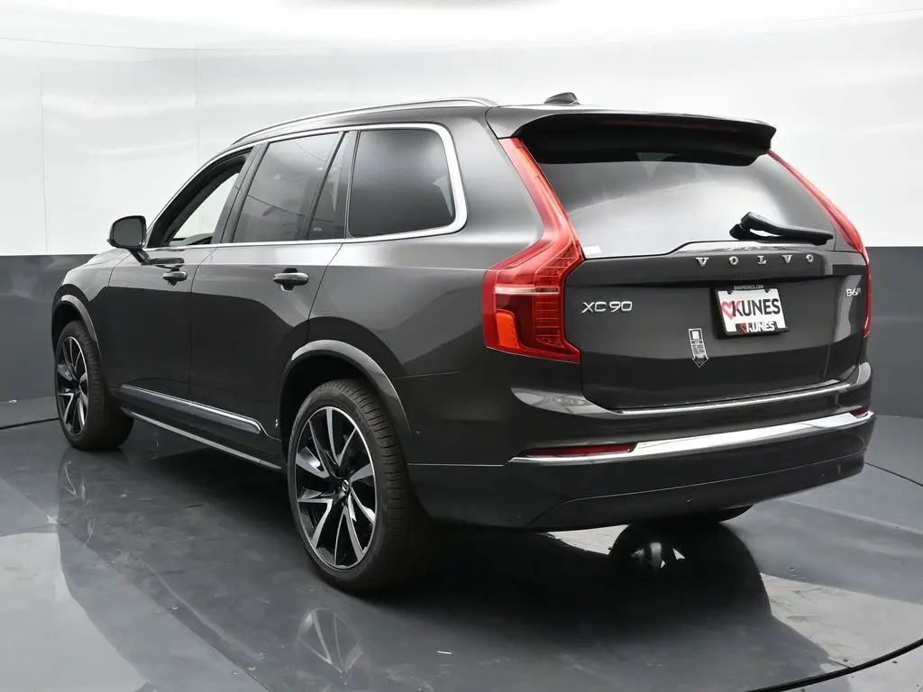 2025 Volvo - image 8