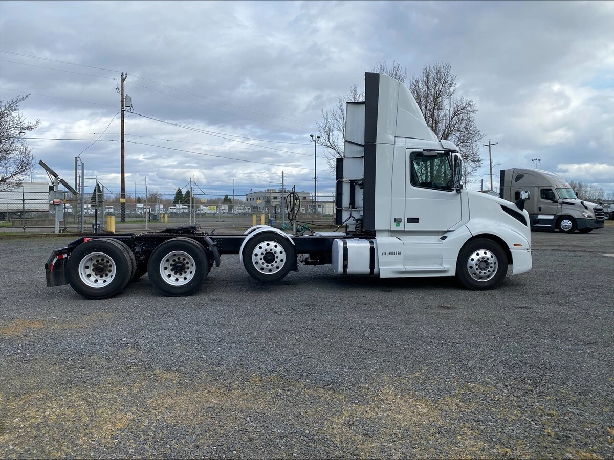 2018 Volvo VNL 860 - image 6
