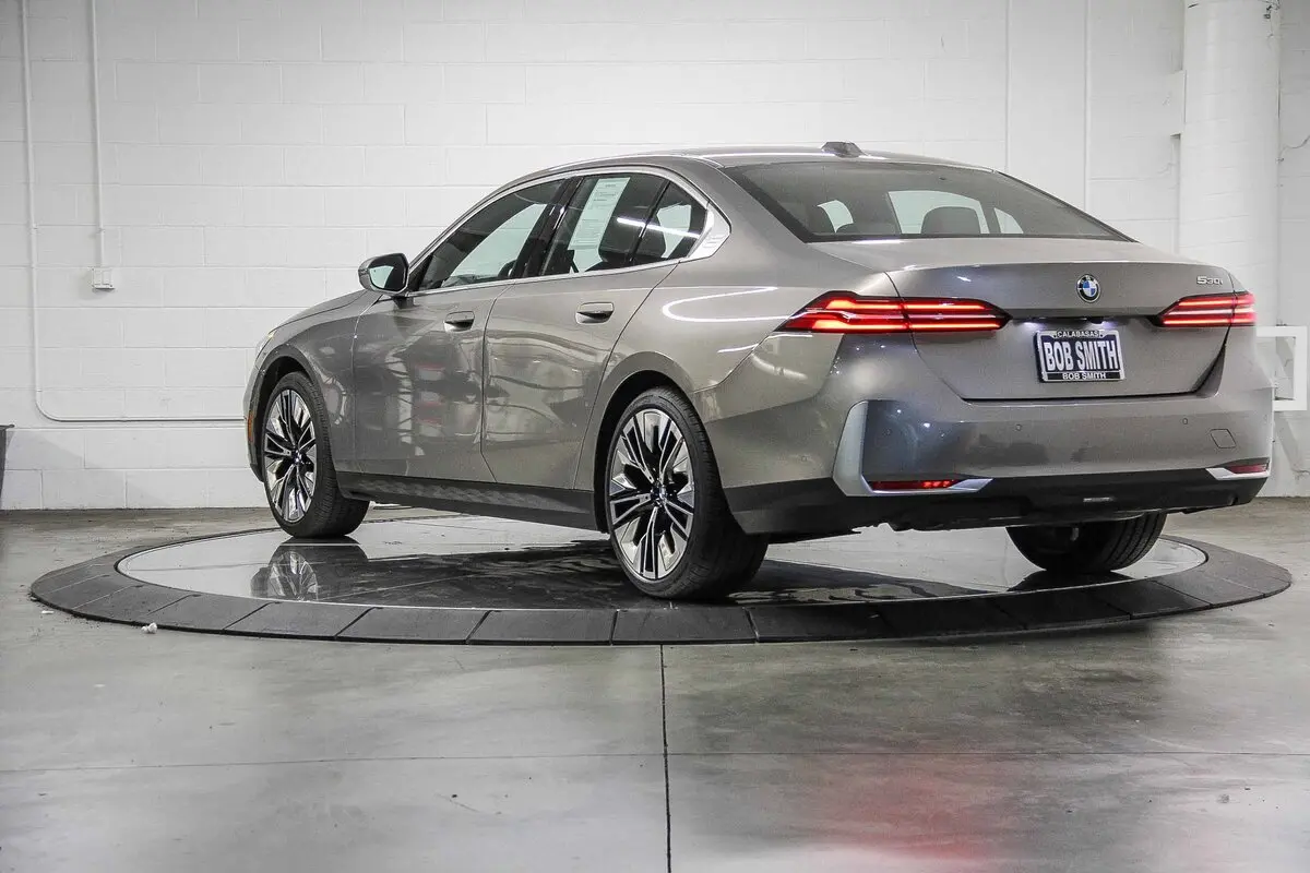 2025 Bmw 530i 5-Series photo 3