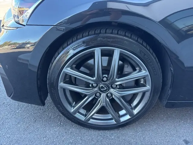 2018 Lexus IS 300 photo 4