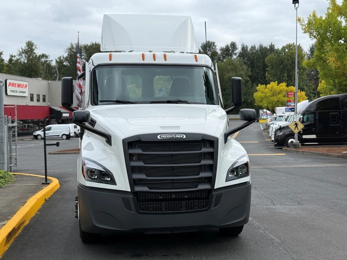 2027 Freightliner Cascadia — photo 3