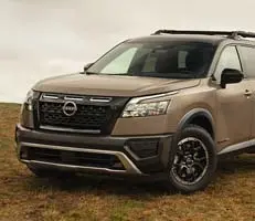 18black-painted beadlock-style aluminum-alloy wheels