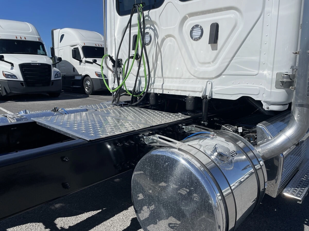 2027 Freightliner Cascadia — photo 7