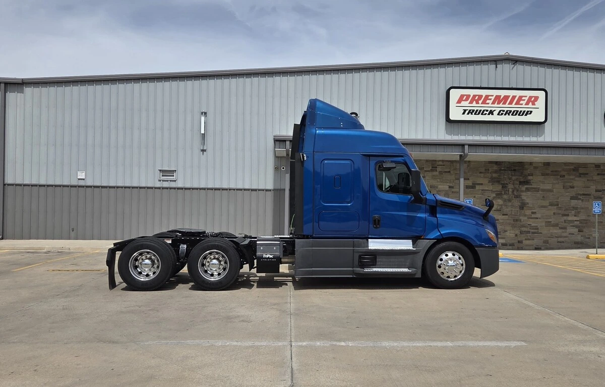 2023 Freightliner Cascadia - image 3