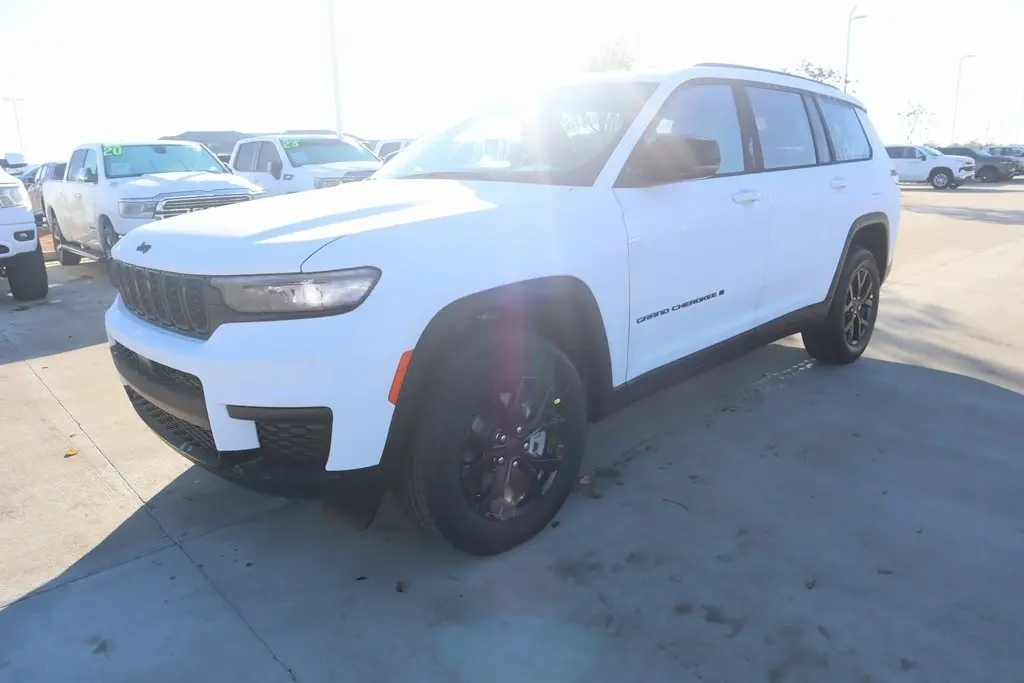 2025 Jeep Grand Cherokee Altitude X photo 3