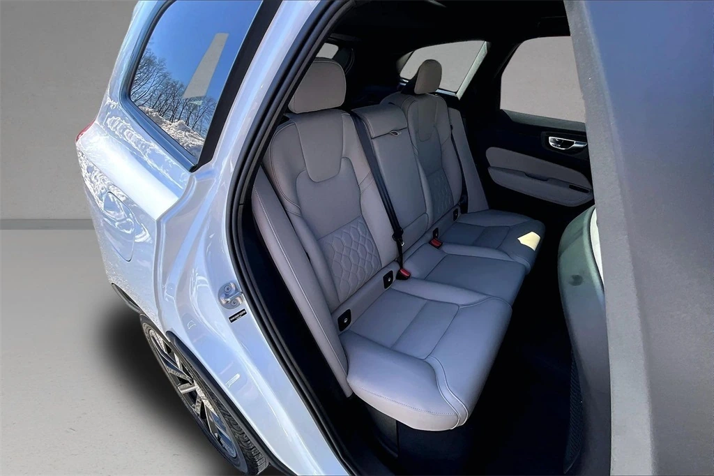 2026 Volvo - image 25