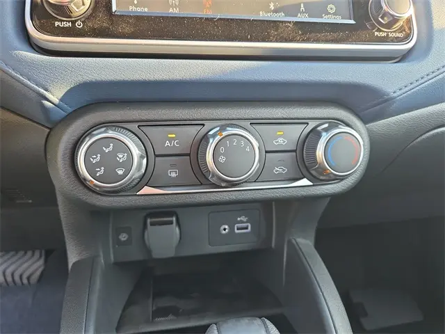 2025 Nissan Versa 1.6 SV photo 25