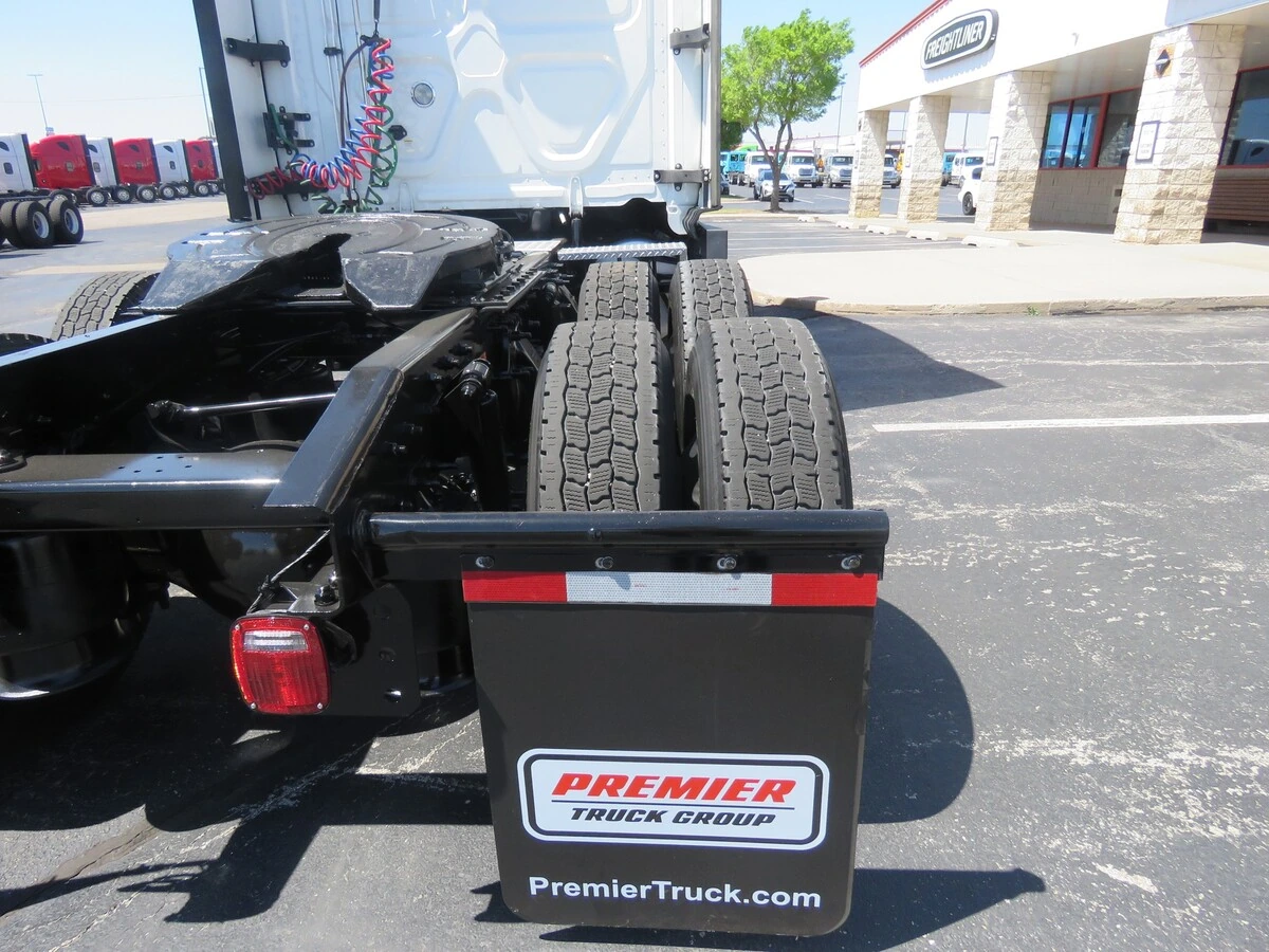 2023 Freightliner Cascadia - image 6