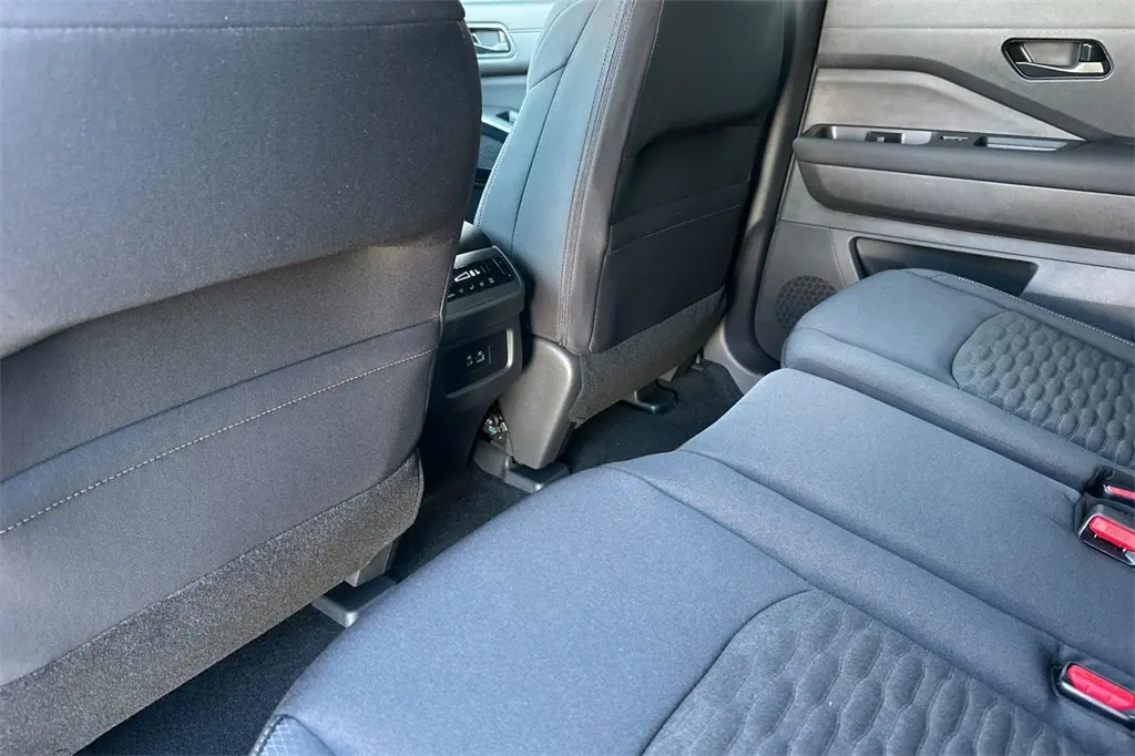 2025 Nissan Pathfinder SV photo 11