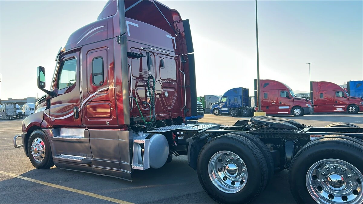 2022 Freightliner Cascadia — photo 3