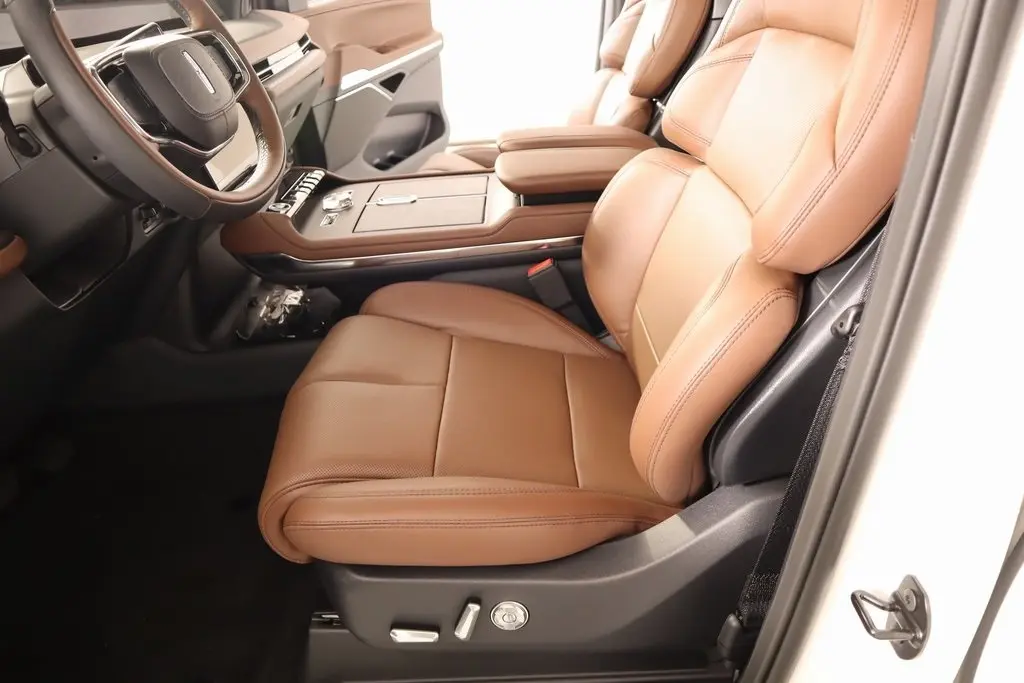 2025 Lincoln Navigator Reserve photo 2