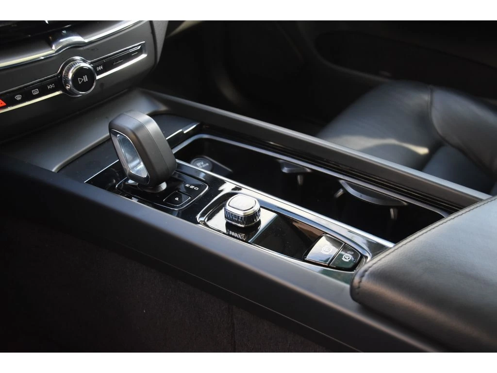 2023 Volvo - image 37