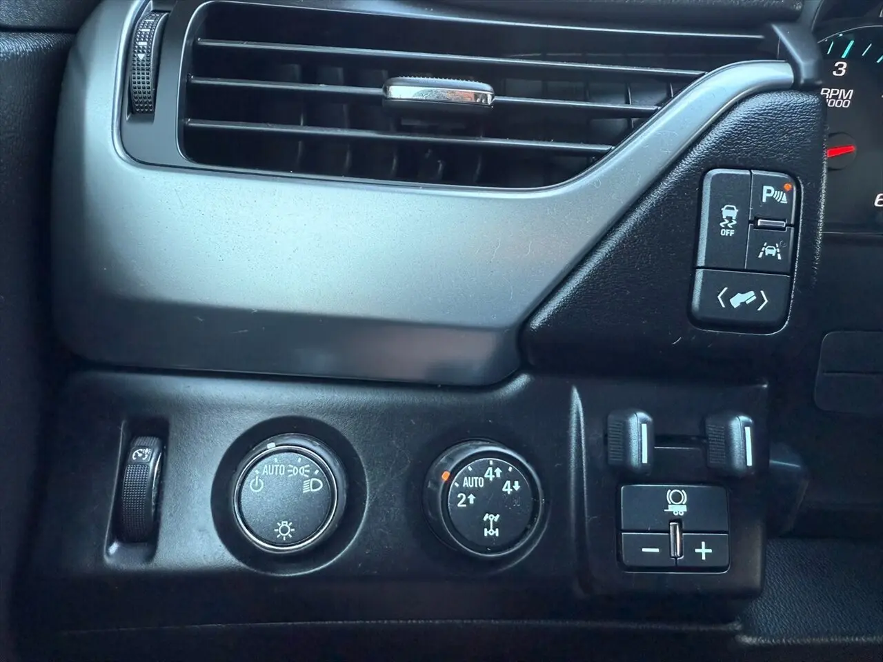 2016 Chevrolet Suburban LT photo 34