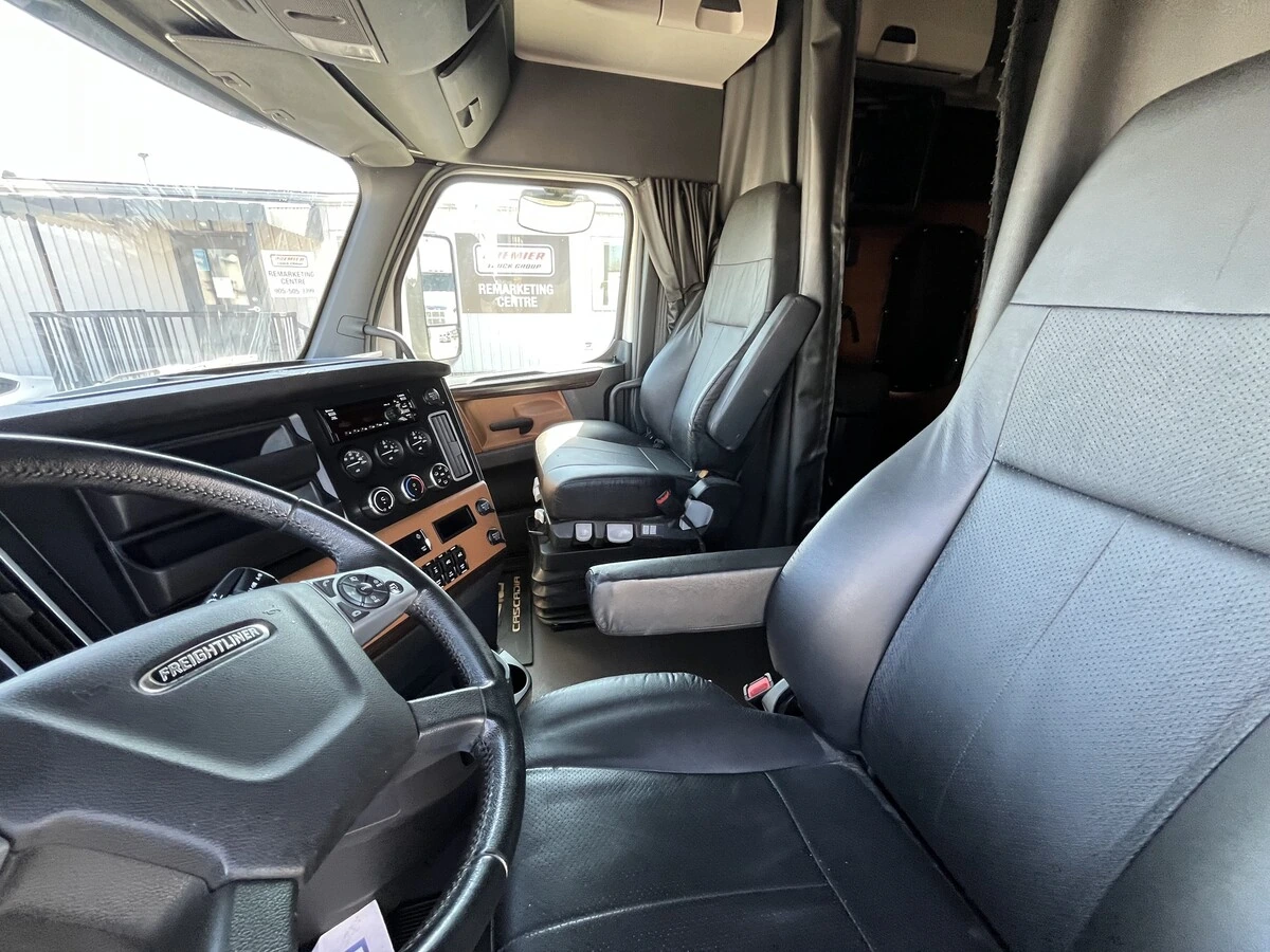2022 Freightliner Cascadia - image 21