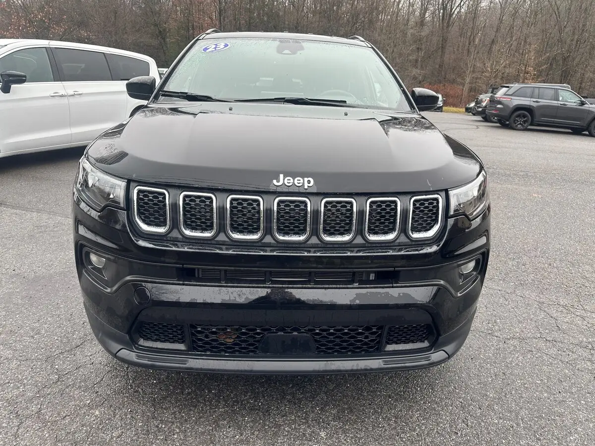 2023 Jeep Compass Latitude photo 2